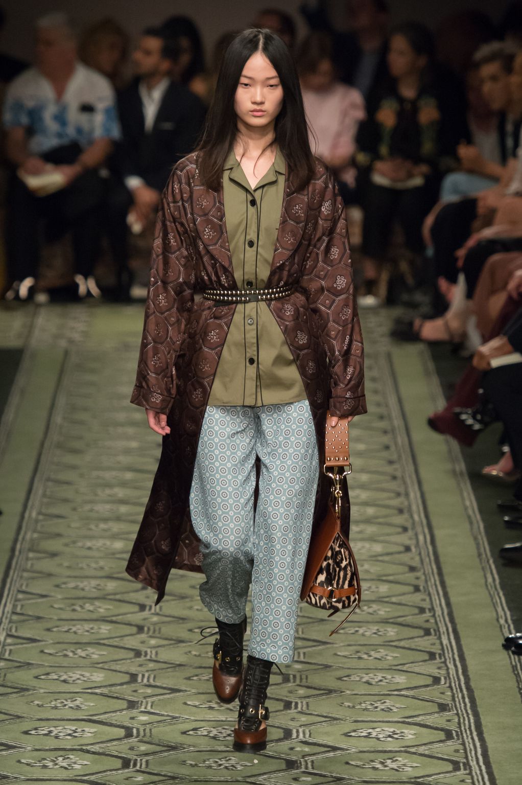 Fashion Week London Fall/Winter 2016 look 33 from the Burberry collection 女装