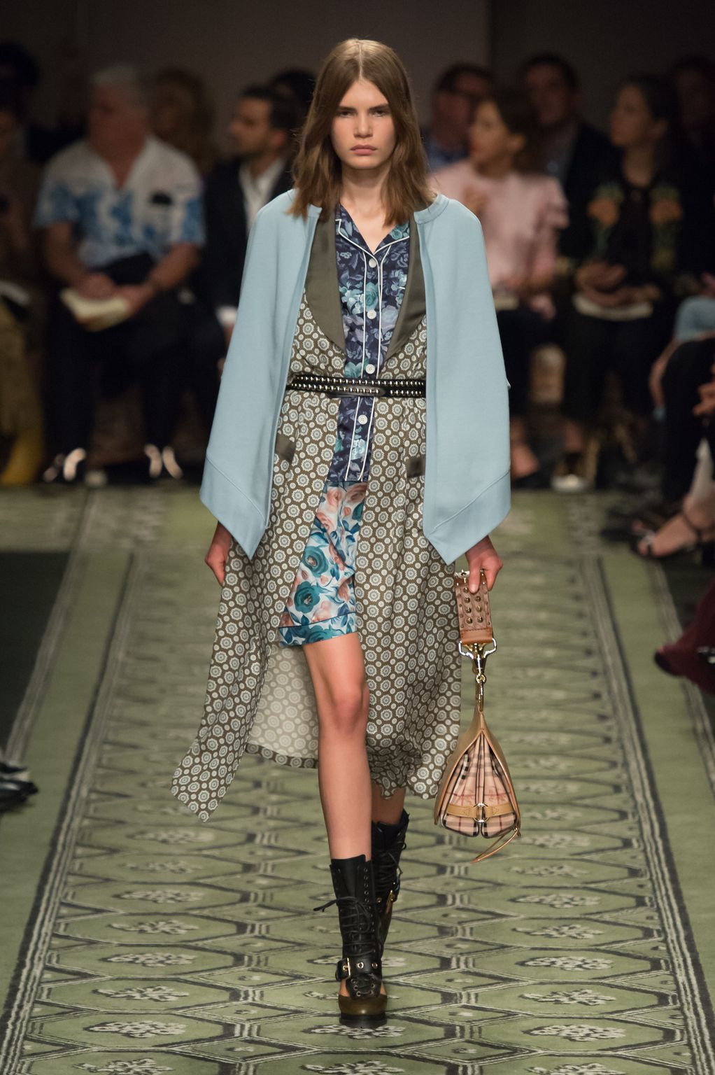 Fashion Week London Fall/Winter 2016 look 38 from the Burberry collection womenswear