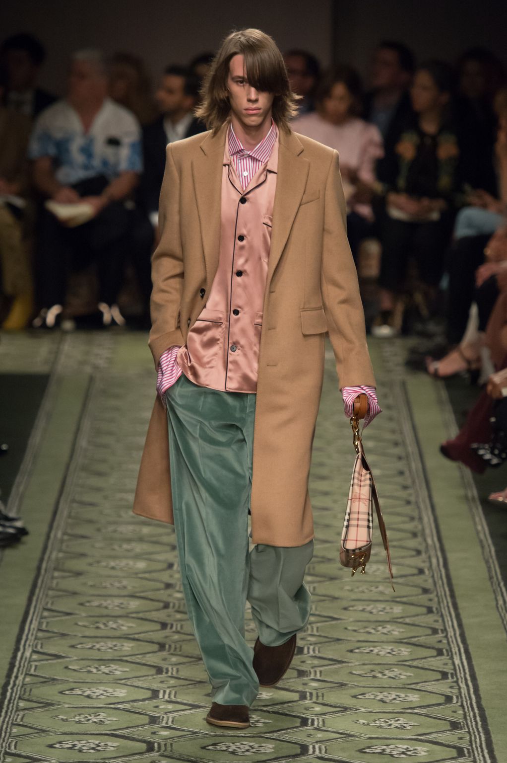 Fashion Week London Fall/Winter 2016 look 42 from the Burberry collection 女装