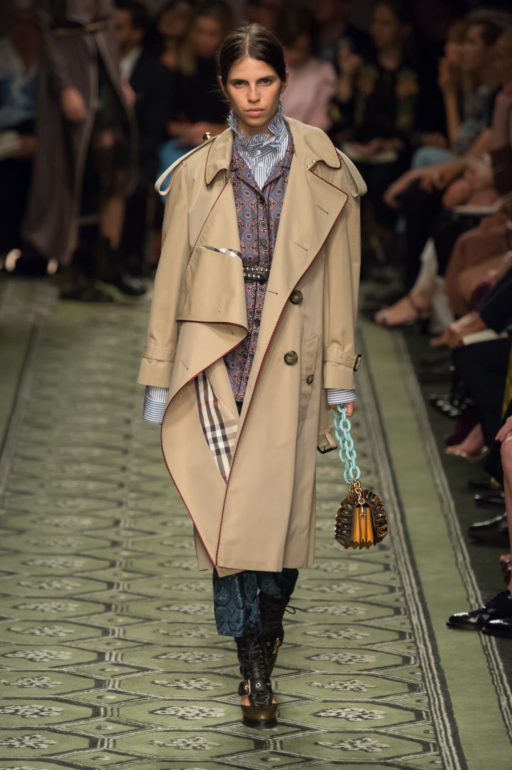 Fashion Week London Fall/Winter 2016 look 56 from the Burberry collection womenswear