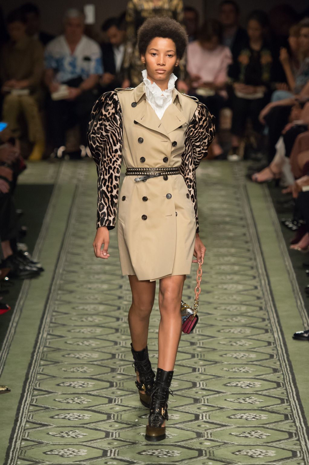 Fashion Week London Fall/Winter 2016 look 59 from the Burberry collection womenswear