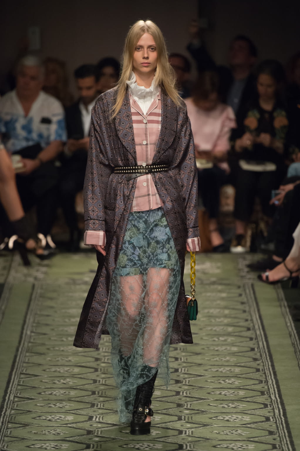 Fashion Week London Fall/Winter 2016 look 61 from the Burberry collection 女装