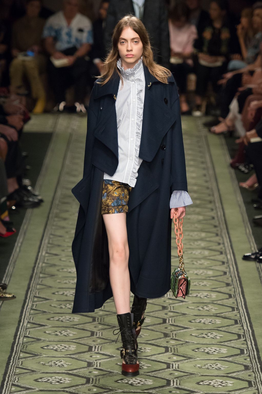Fashion Week London Fall/Winter 2016 look 66 from the Burberry collection 女装