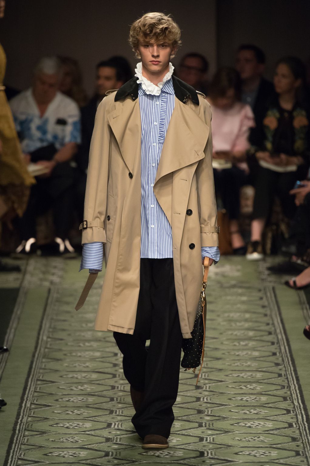 Fashion Week London Fall/Winter 2016 look 76 from the Burberry collection 女装