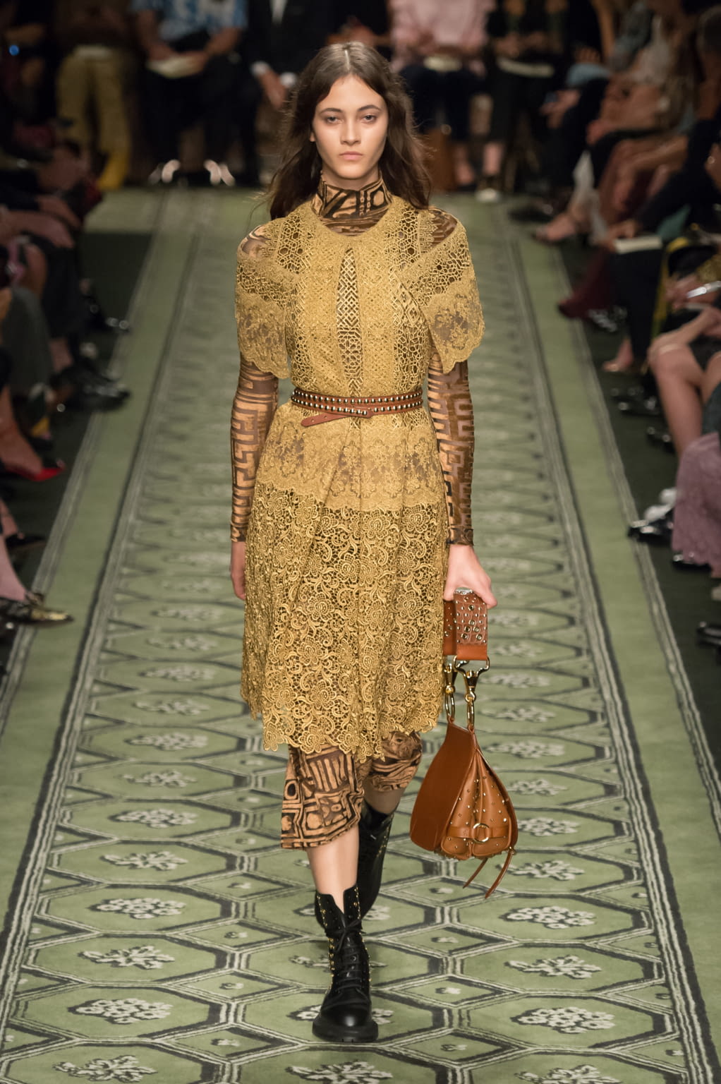 Fashion Week London Fall/Winter 2016 look 76 from the Burberry collection womenswear