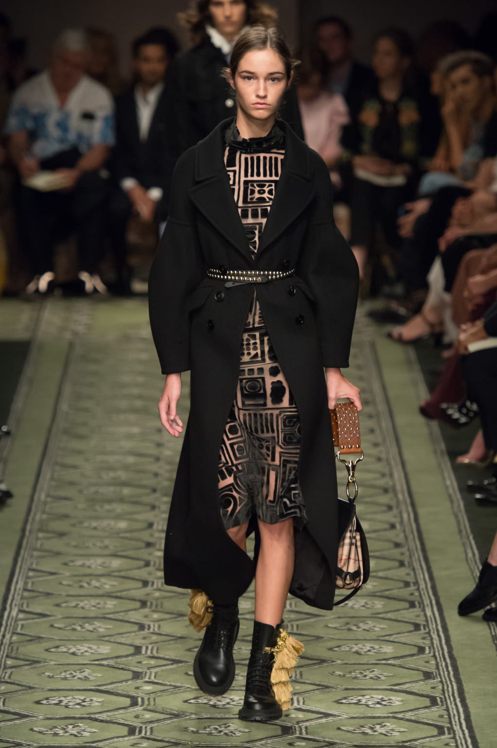 Fashion Week London Fall/Winter 2016 look 77 from the Burberry collection 女装