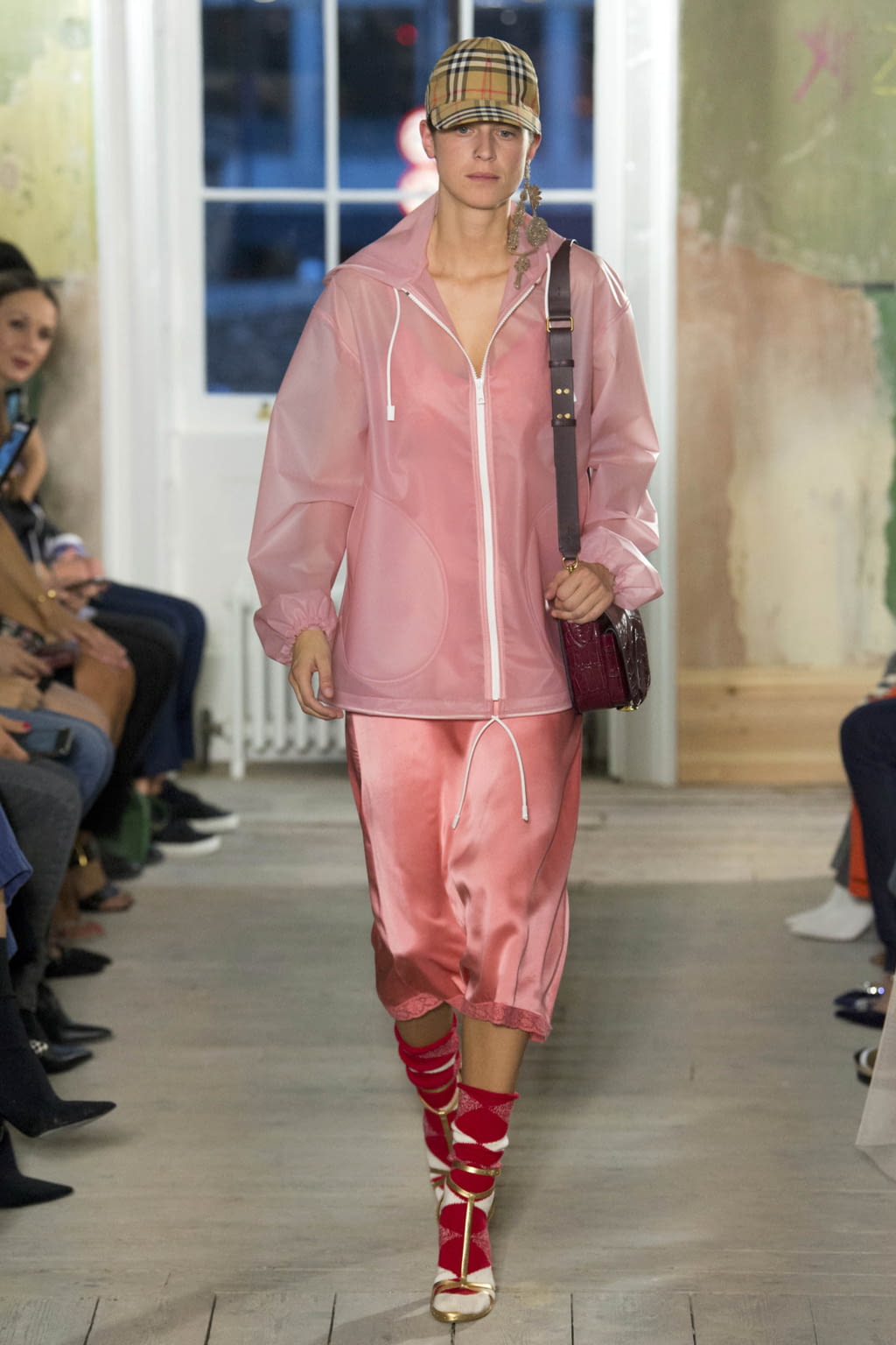 Fashion Week London Fall/Winter 2017 look 4 de la collection Burberry womenswear