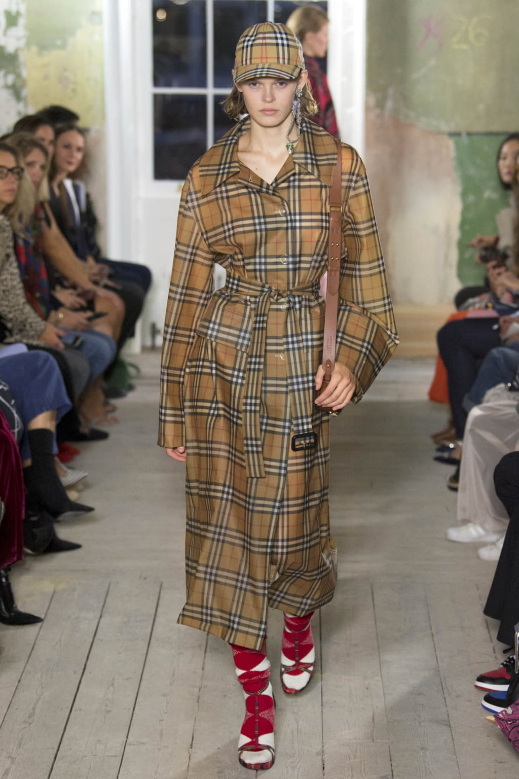 Fashion Week London Fall/Winter 2017 look 73 from the Burberry collection womenswear