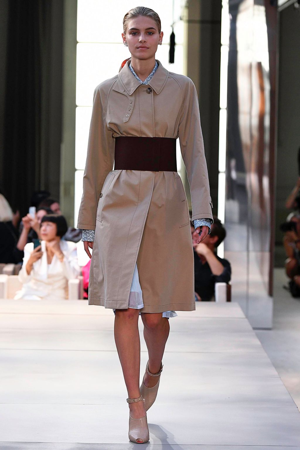 Fashion Week London Spring/Summer 2019 look 1 from the Burberry collection womenswear