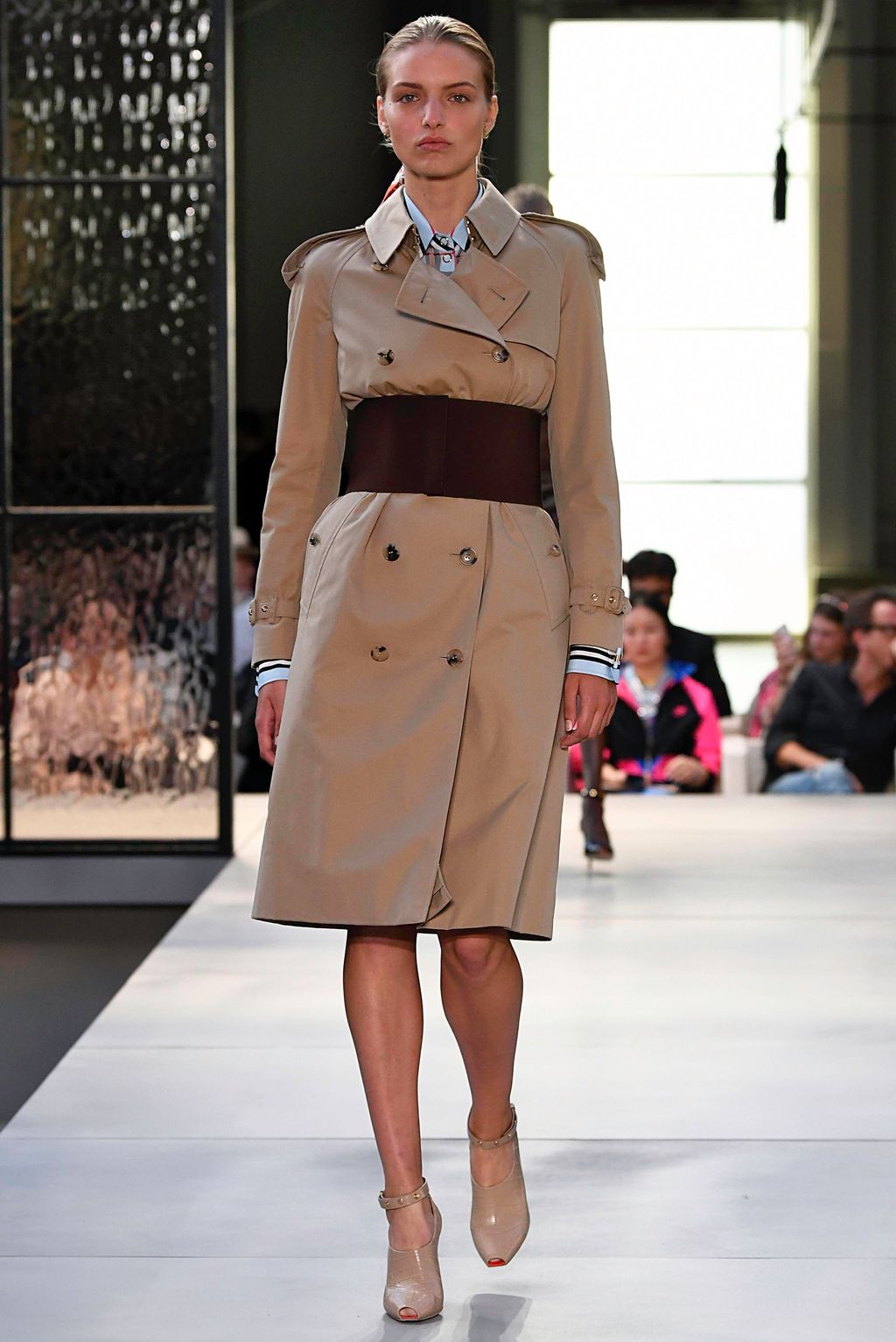Fashion Week London Spring/Summer 2019 look 3 from the Burberry collection womenswear