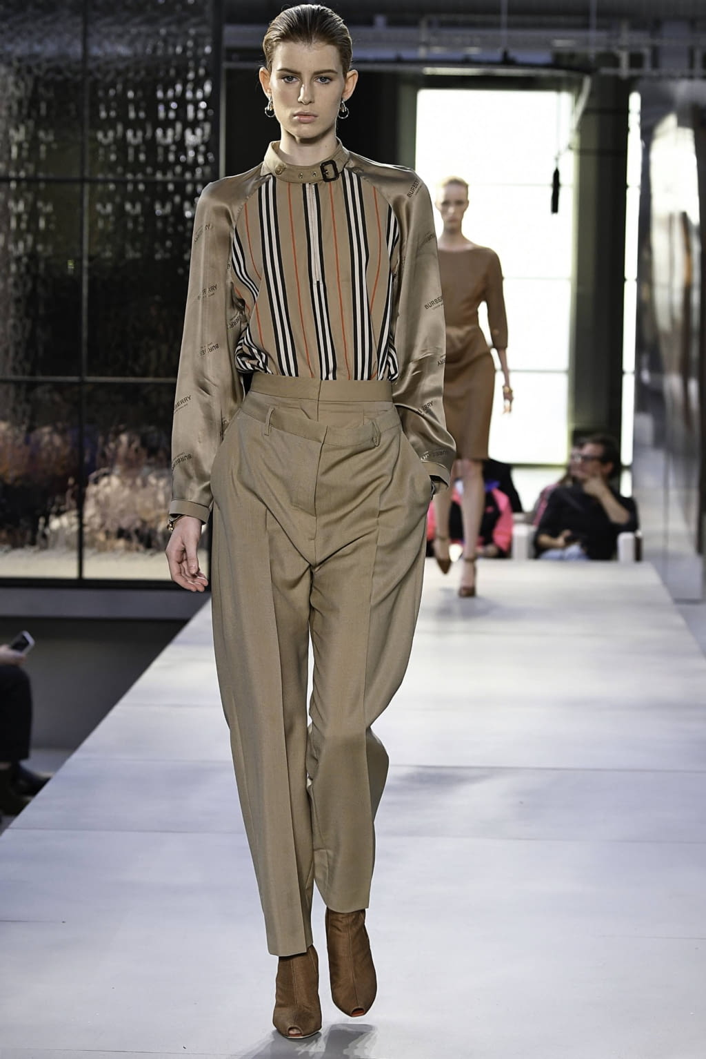 Fashion Week London Spring/Summer 2019 look 6 from the Burberry collection 女装