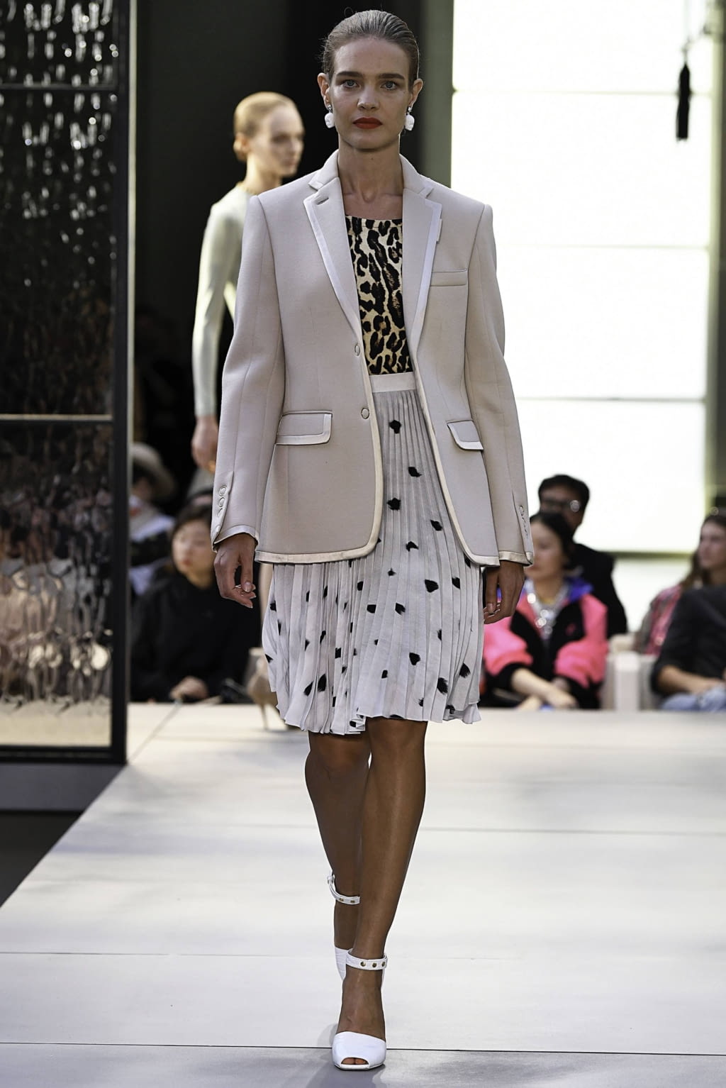 Fashion Week London Spring/Summer 2019 look 13 from the Burberry collection womenswear