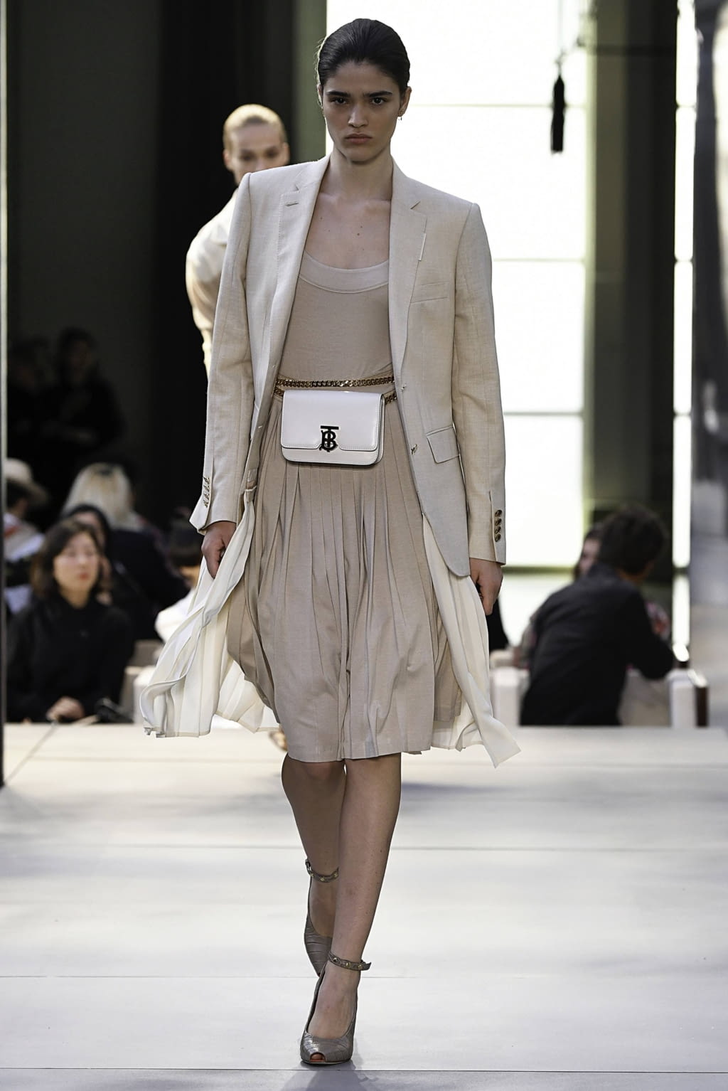 Fashion Week London Spring/Summer 2019 look 16 from the Burberry collection womenswear