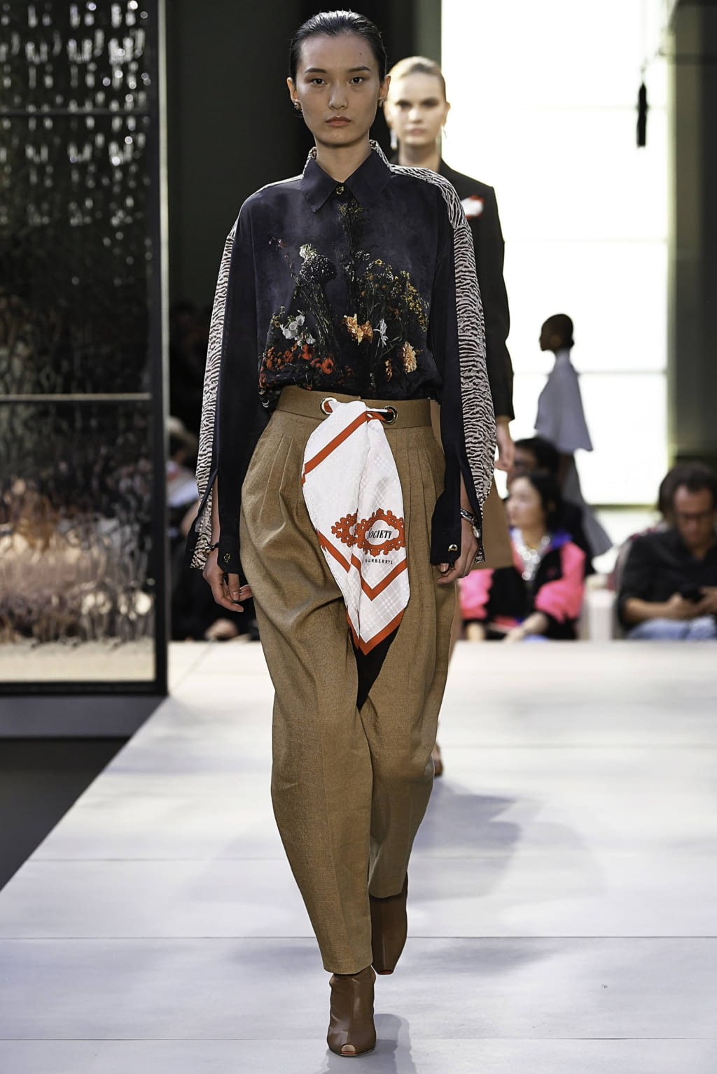 Fashion Week London Spring/Summer 2019 look 19 from the Burberry collection womenswear