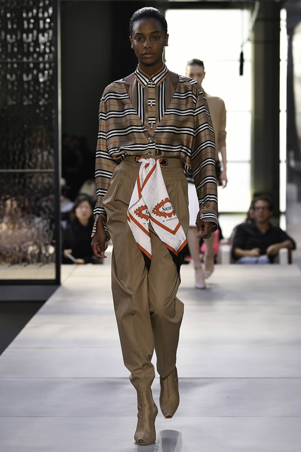 Fashion Week London Spring/Summer 2019 look 21 from the Burberry collection womenswear
