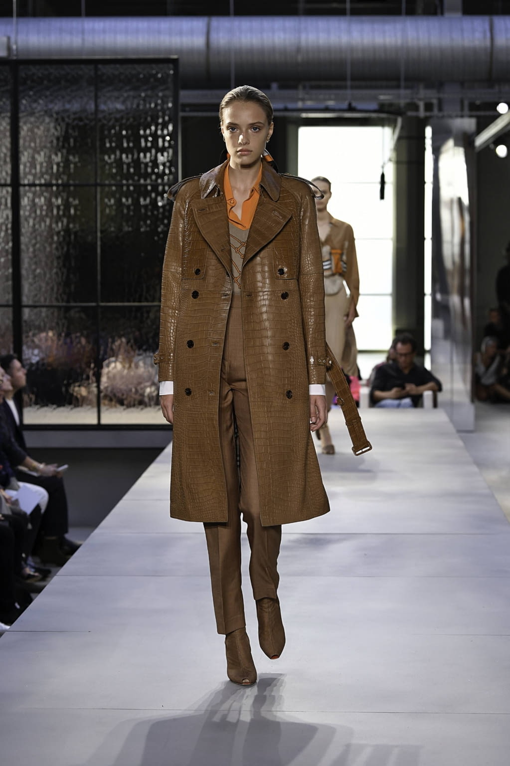 Fashion Week London Spring/Summer 2019 look 23 from the Burberry collection womenswear