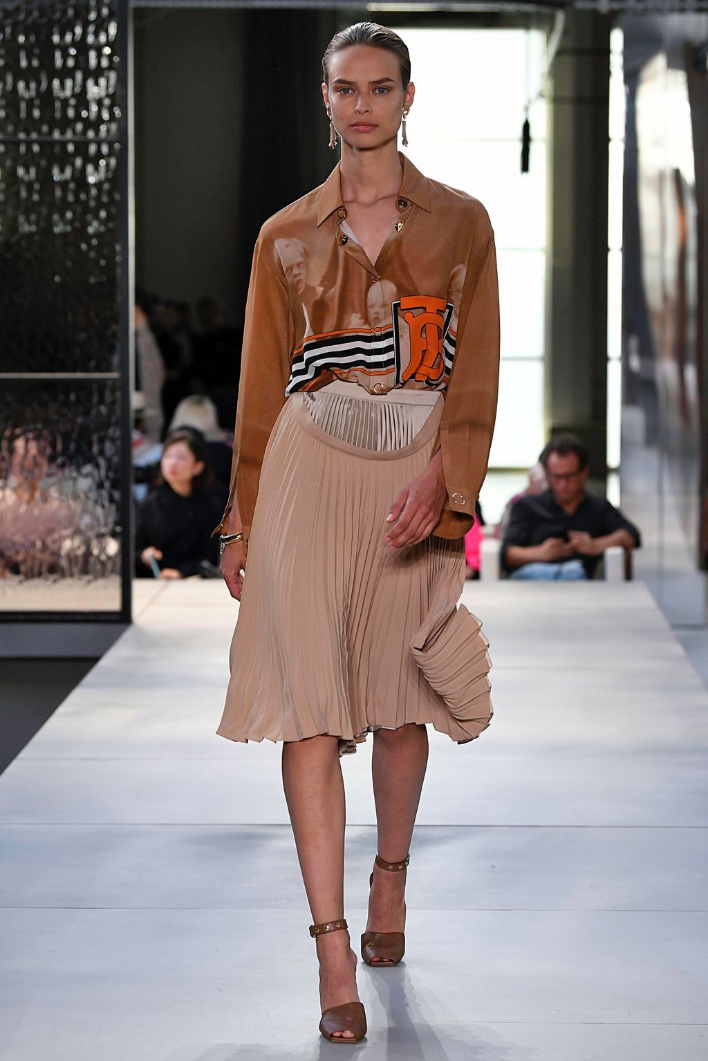 Fashion Week London Spring/Summer 2019 look 24 from the Burberry collection womenswear