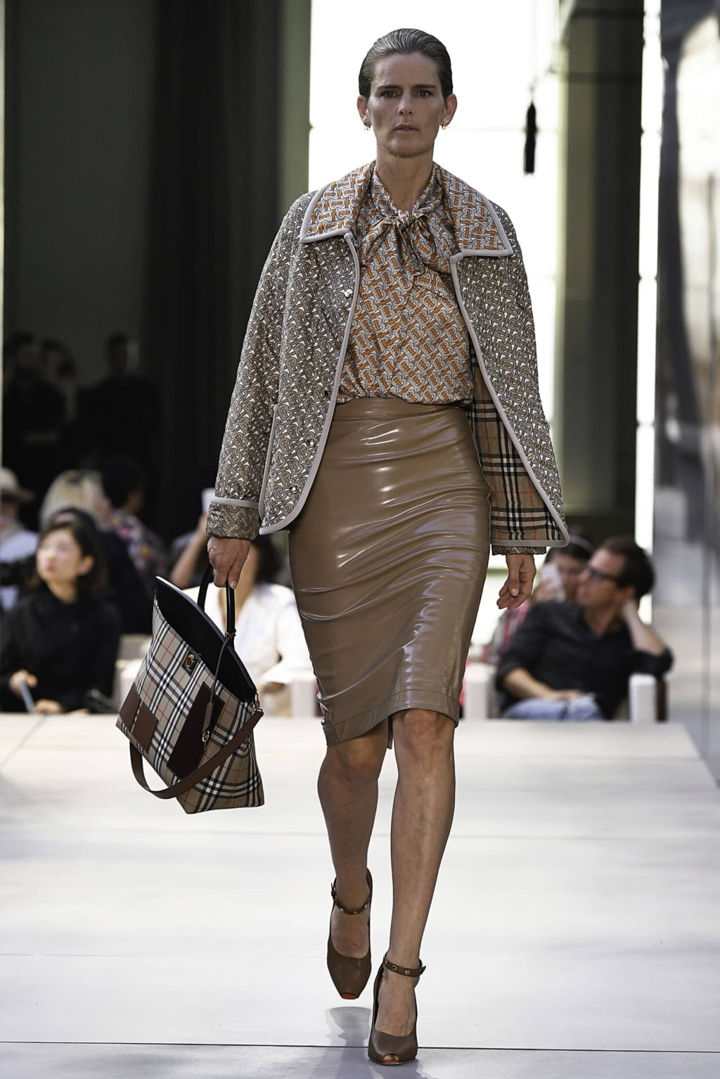 Fashion Week London Spring/Summer 2019 look 26 from the Burberry collection womenswear