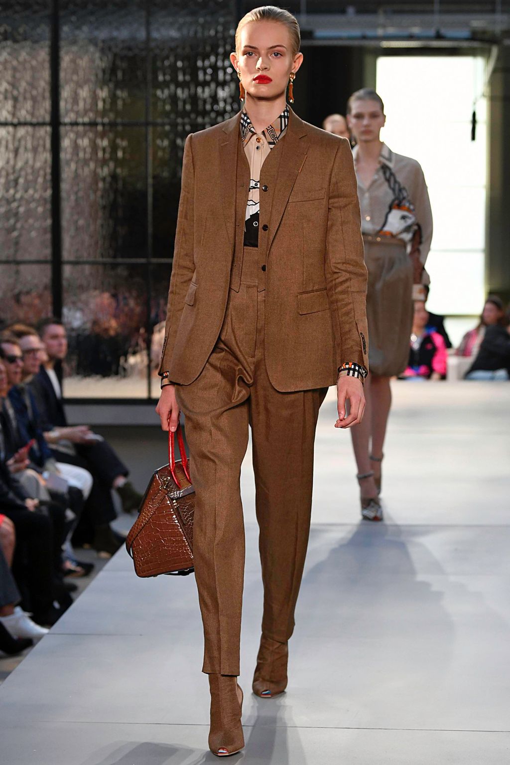 Fashion Week London Spring/Summer 2019 look 32 from the Burberry collection 女装