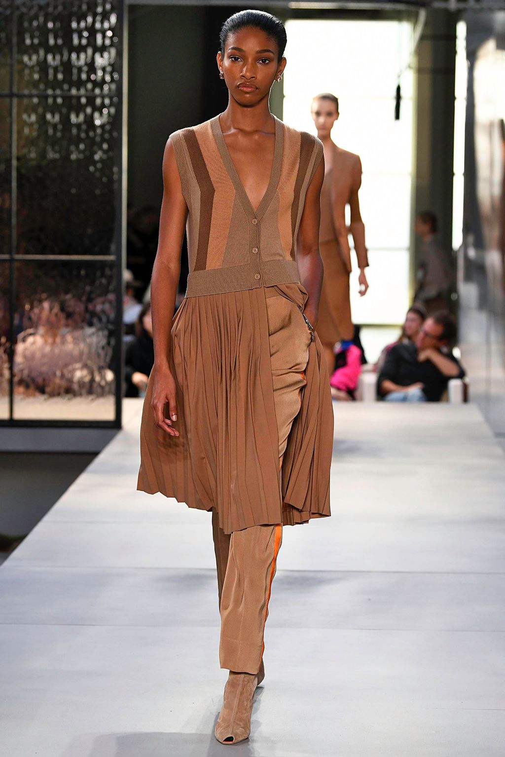 Fashion Week London Spring/Summer 2019 look 37 from the Burberry collection womenswear