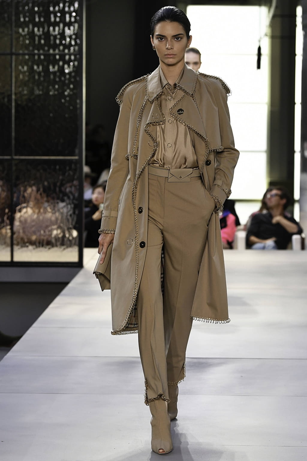 Fashion Week London Spring/Summer 2019 look 41 from the Burberry collection womenswear