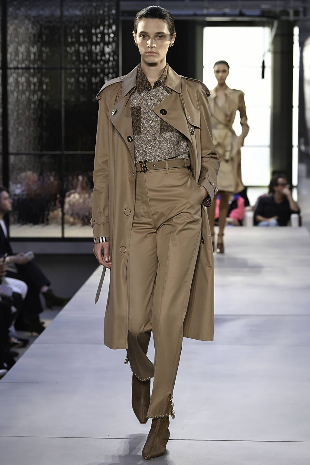 Fashion Week London Spring/Summer 2019 look 42 from the Burberry collection womenswear