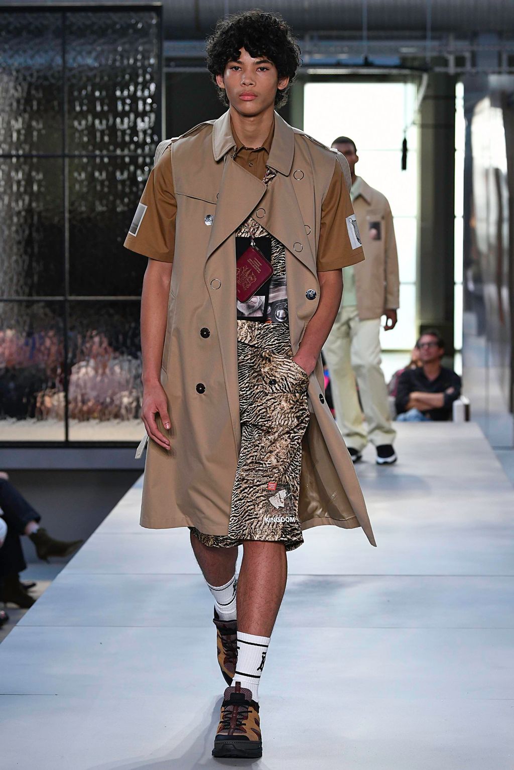 Fashion Week London Spring/Summer 2019 look 110 from the Burberry collection 女装