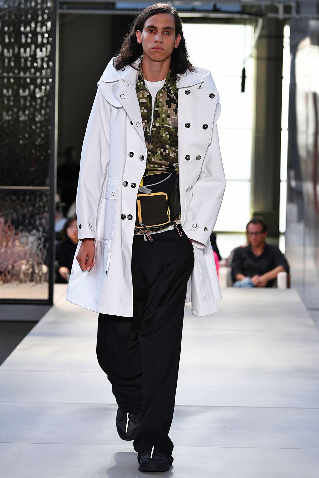 Fashion Week London Spring/Summer 2019 look 122 from the Burberry collection womenswear