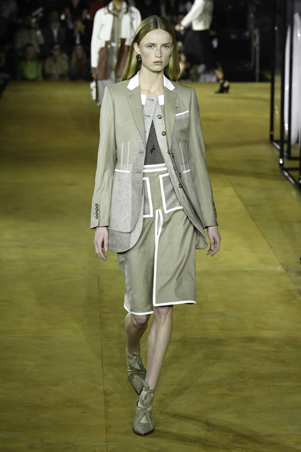 Fashion Week London Spring/Summer 2020 look 1 from the Burberry collection 女装