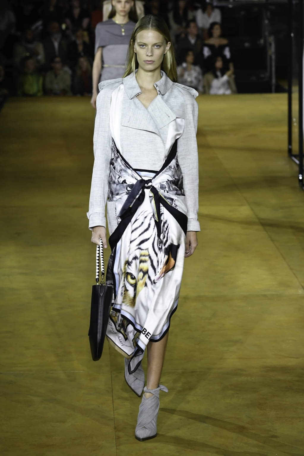 Fashion Week London Spring/Summer 2020 look 23 from the Burberry collection womenswear