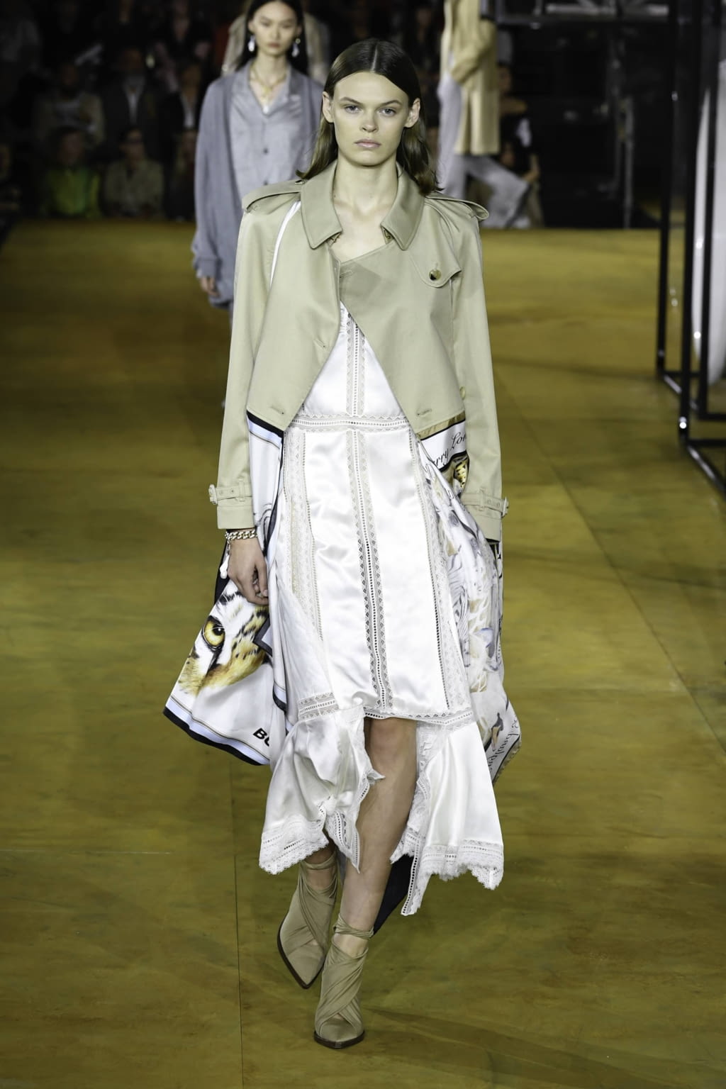 Fashion Week London Spring/Summer 2020 look 25 from the Burberry collection womenswear