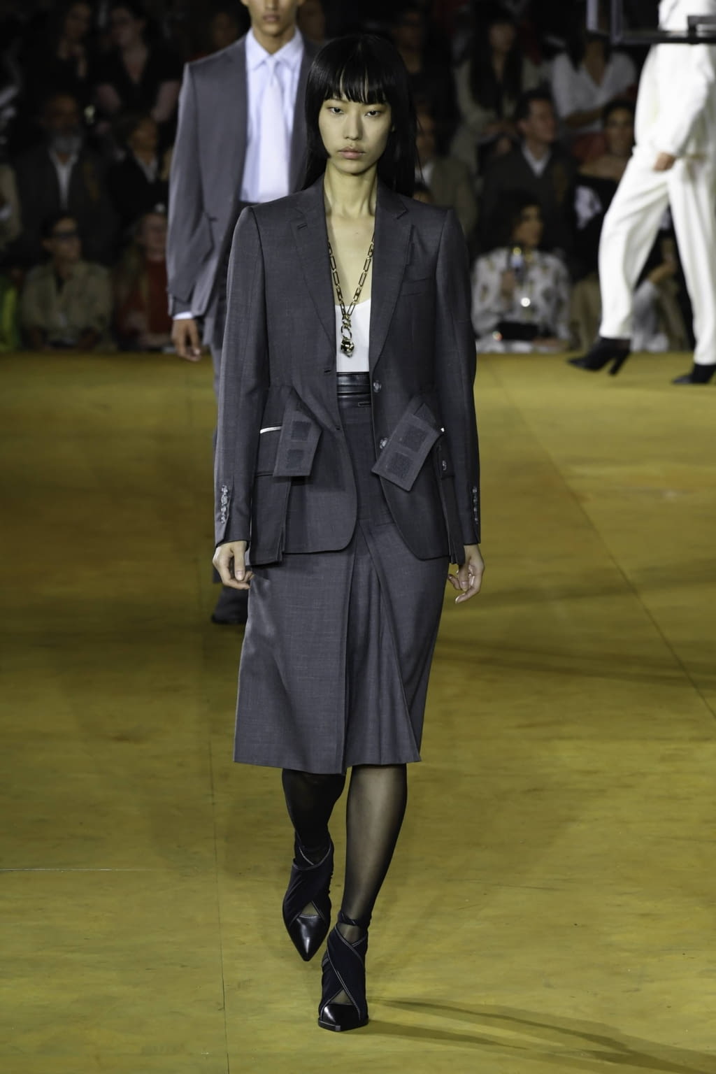 Fashion Week London Spring/Summer 2020 look 35 from the Burberry collection womenswear