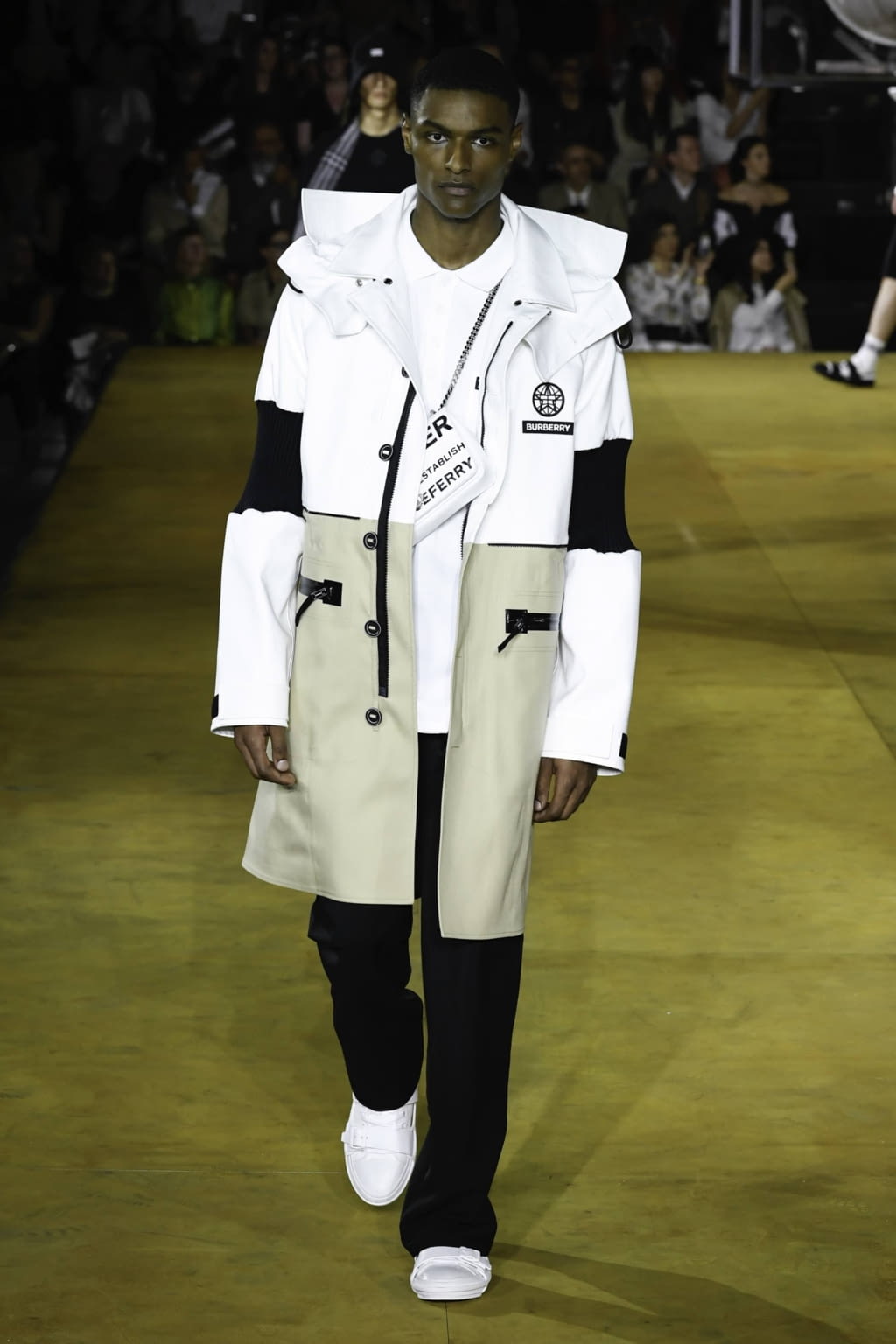 Fashion Week London Spring/Summer 2020 look 54 from the Burberry collection 女装