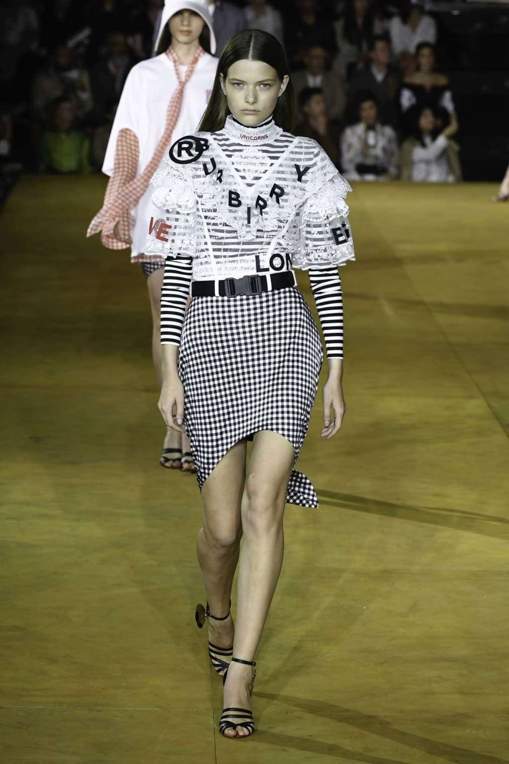 Fashion Week London Spring/Summer 2020 look 72 from the Burberry collection 女装