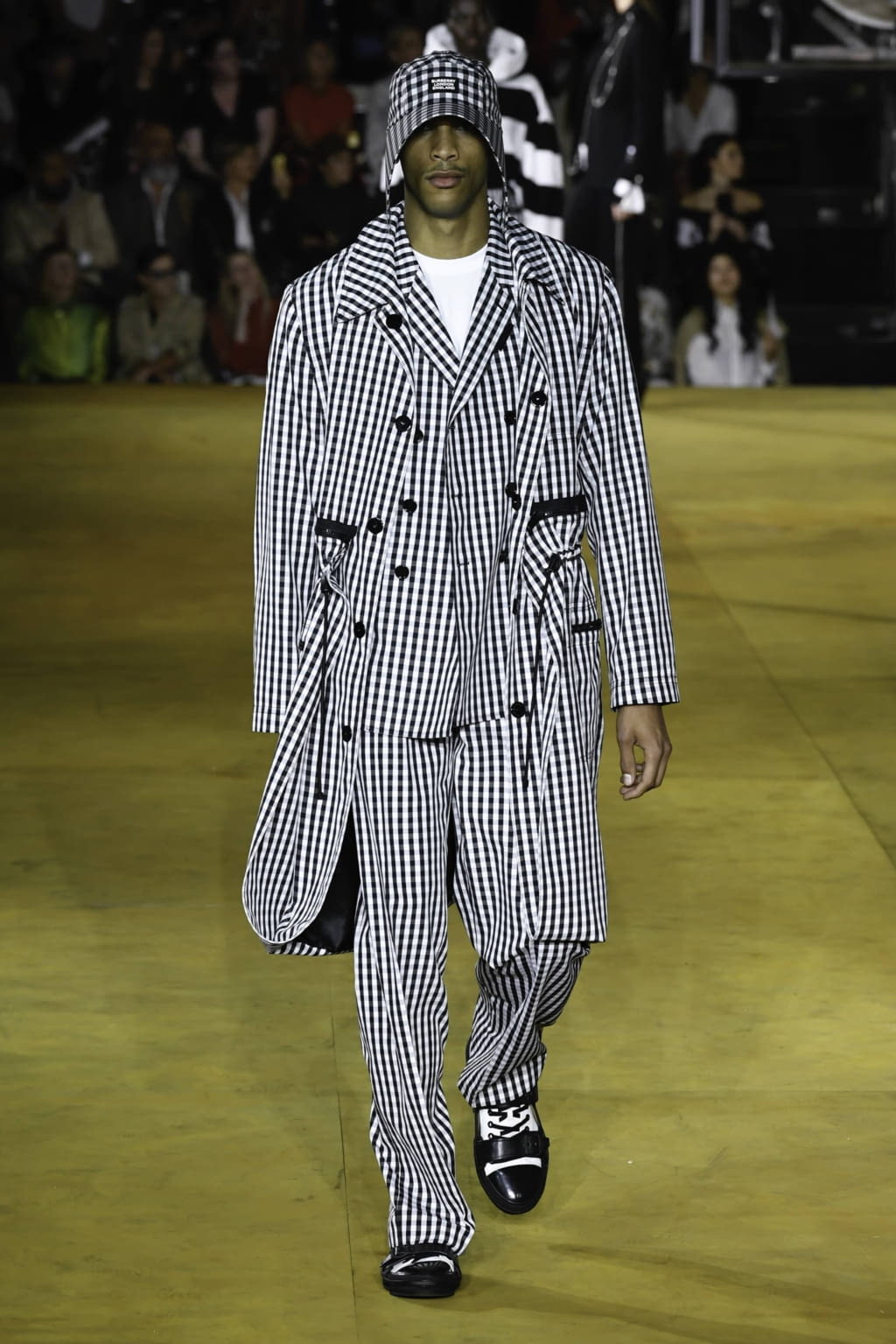 Fashion Week London Spring/Summer 2020 look 82 from the Burberry collection 女装
