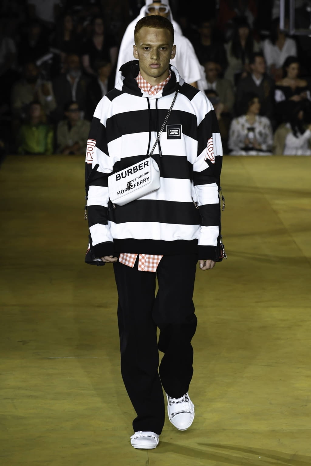 Fashion Week London Spring/Summer 2020 look 92 from the Burberry collection 女装