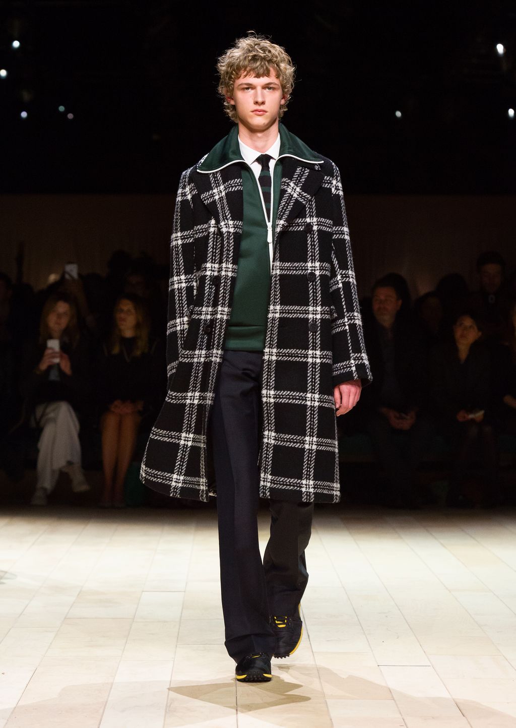 Fashion Week London Fall/Winter 2016 look 98 from the Burberry collection 女装