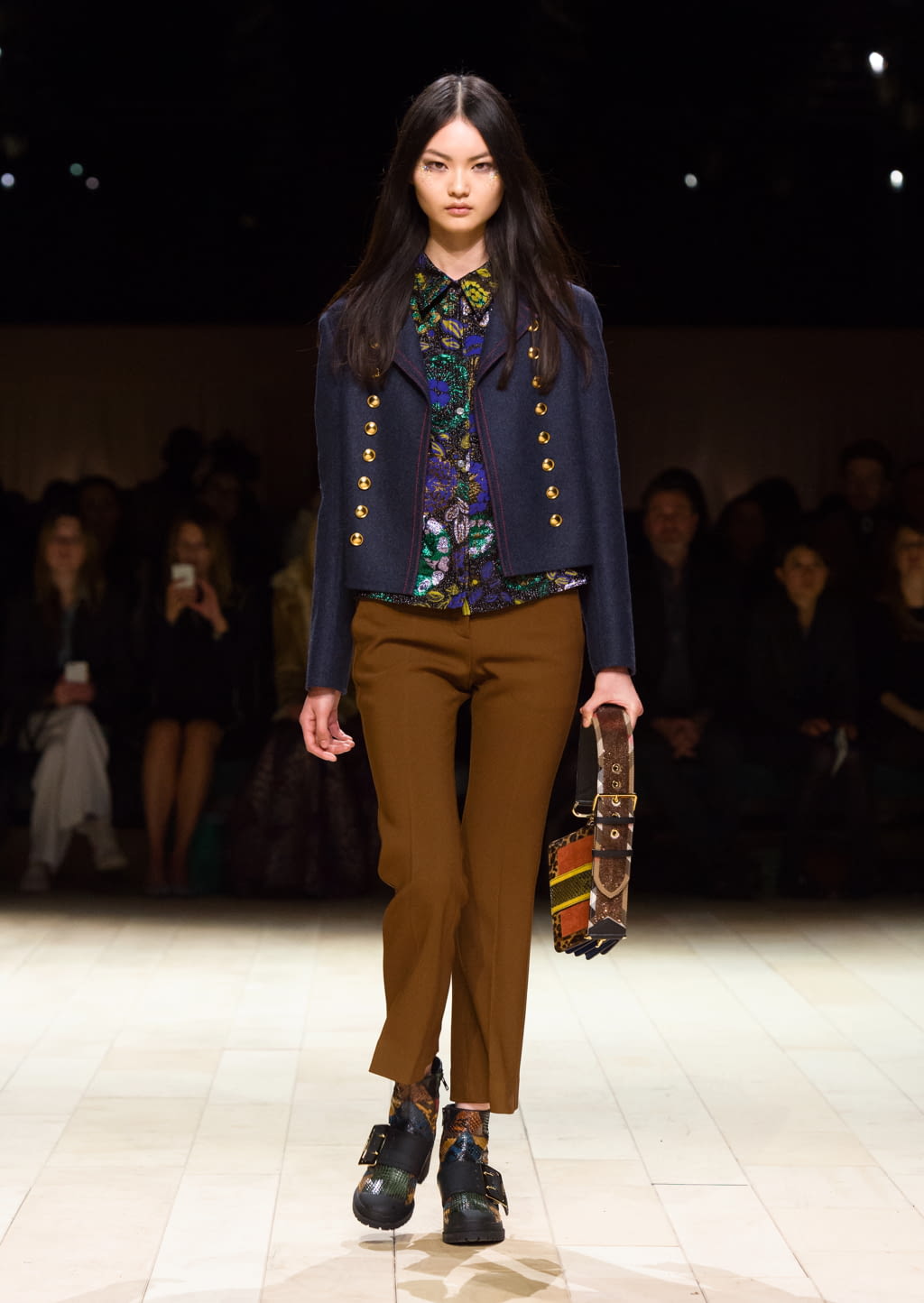 Fashion Week London Fall/Winter 2016 look 120 from the Burberry collection 女装