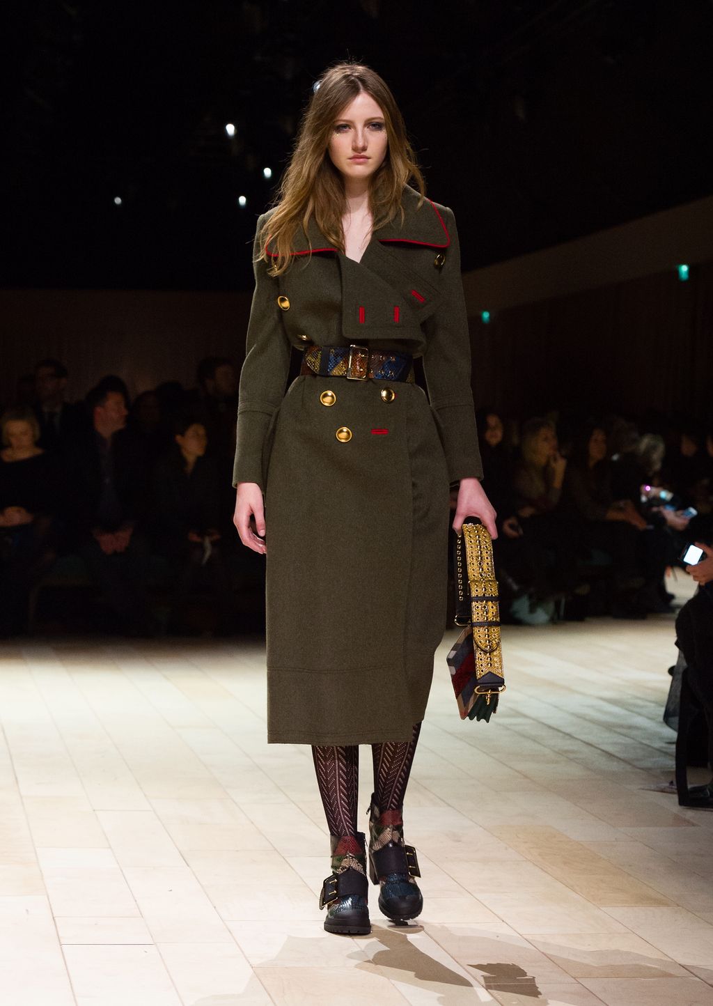 Fashion Week London Fall/Winter 2016 look 127 from the Burberry collection 女装