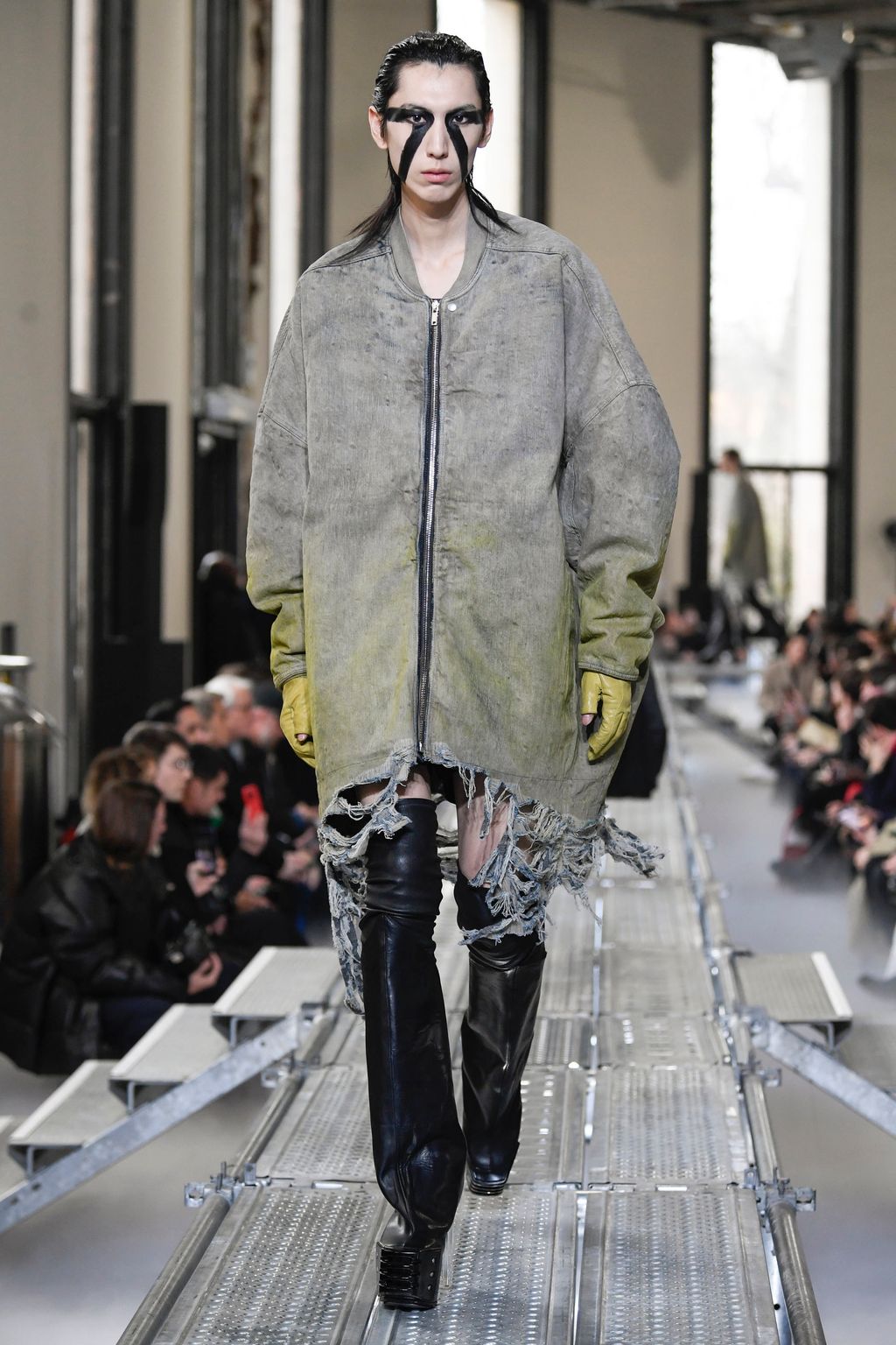 Fashion Week Paris Fall/Winter 2023 look 16 from the Rick Owens collection menswear