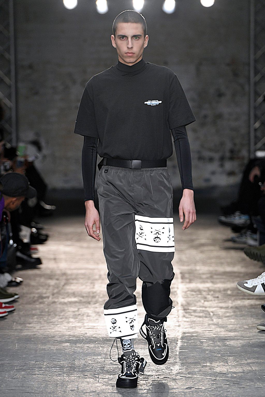 Fashion Week London Fall/Winter 2019 look 19 from the C2H4 collection 男装