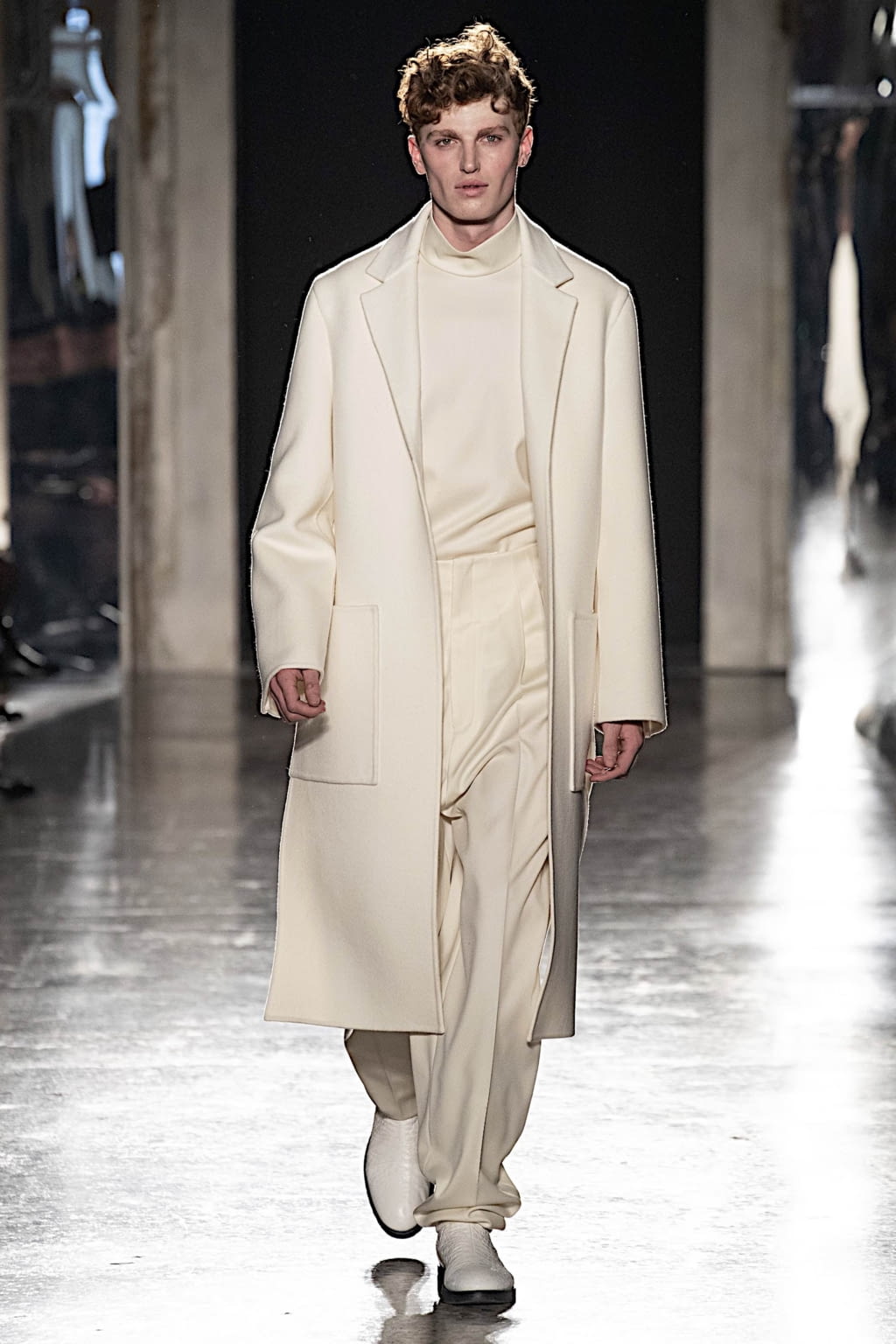 Fashion Week Milan Fall/Winter 2019 look 19 from the Calcaterra collection womenswear
