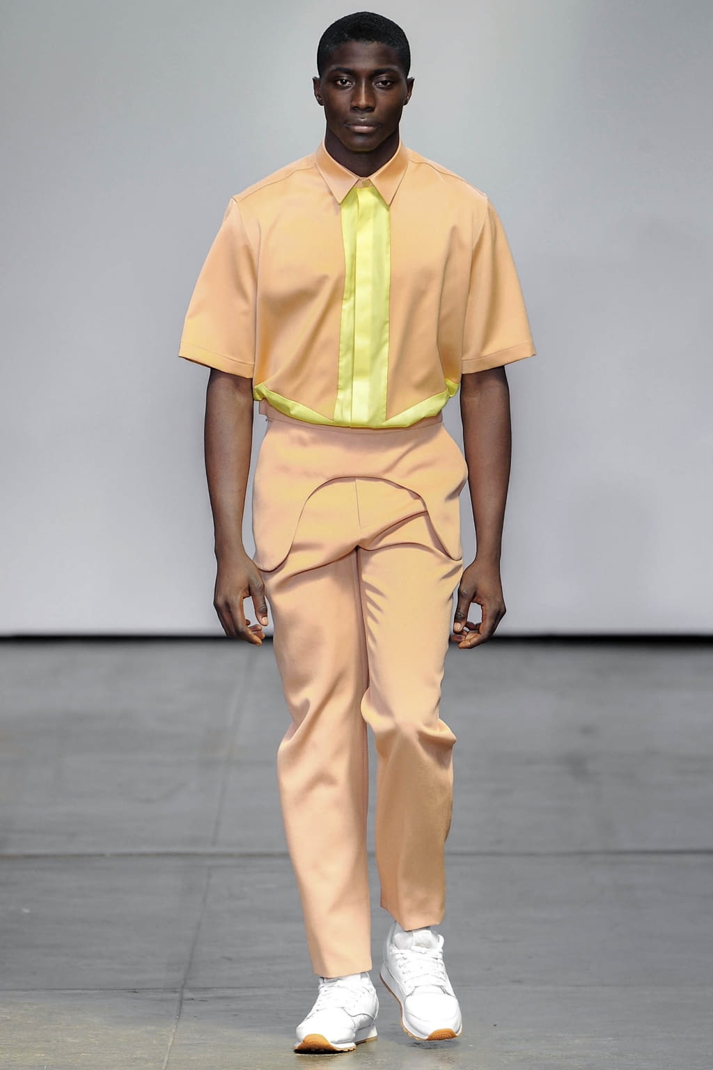 Fashion Week New York Spring/Summer 2019 look 14 from the Carlos Campos collection 男装
