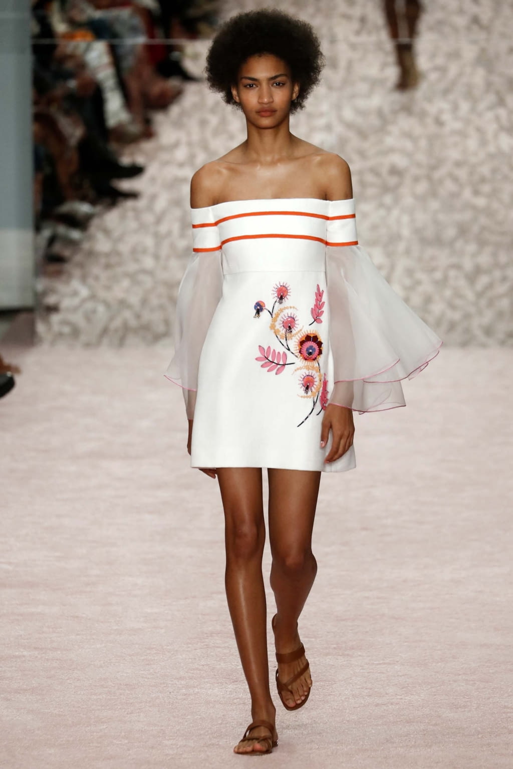 Fashion Week New York Spring/Summer 2019 look 19 from the Carolina Herrera collection 女装
