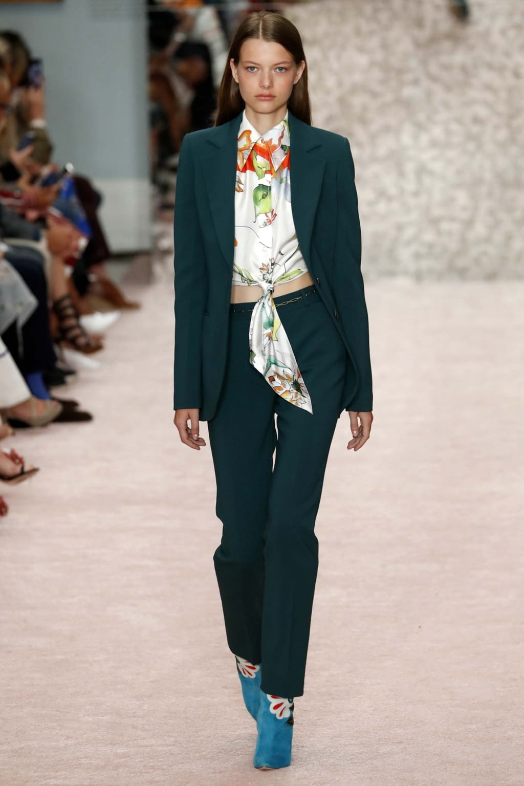 Fashion Week New York Spring/Summer 2019 look 29 from the Carolina Herrera collection 女装