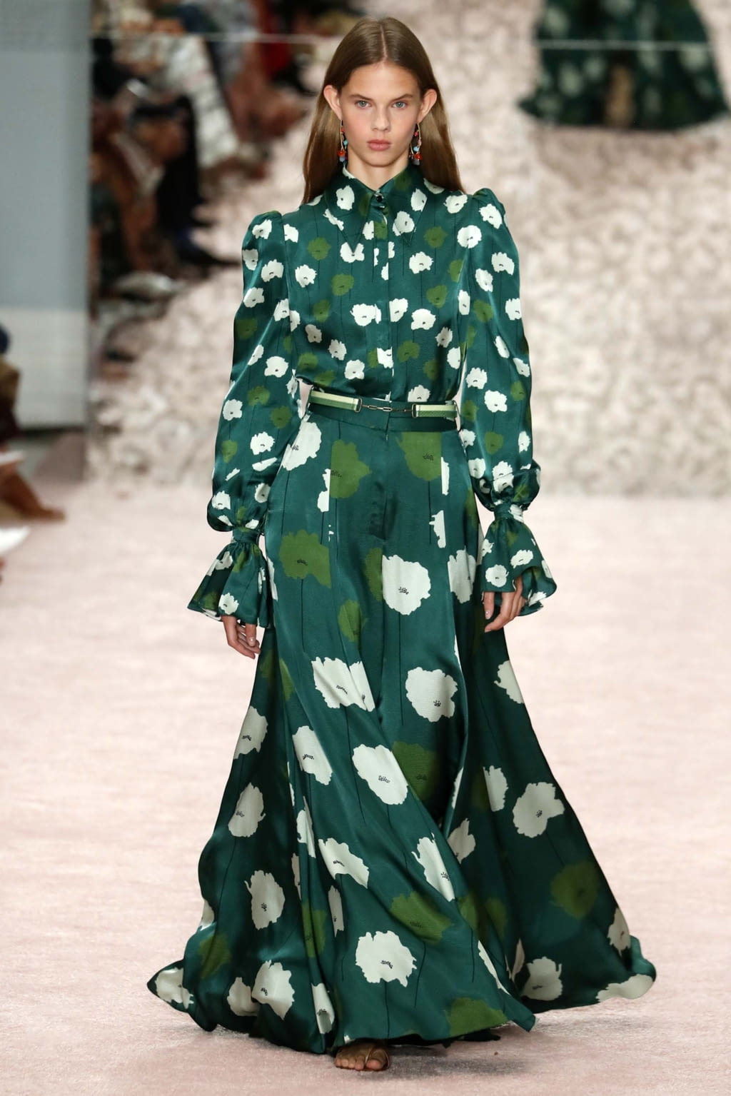 Fashion Week New York Spring/Summer 2019 look 32 from the Carolina Herrera collection 女装
