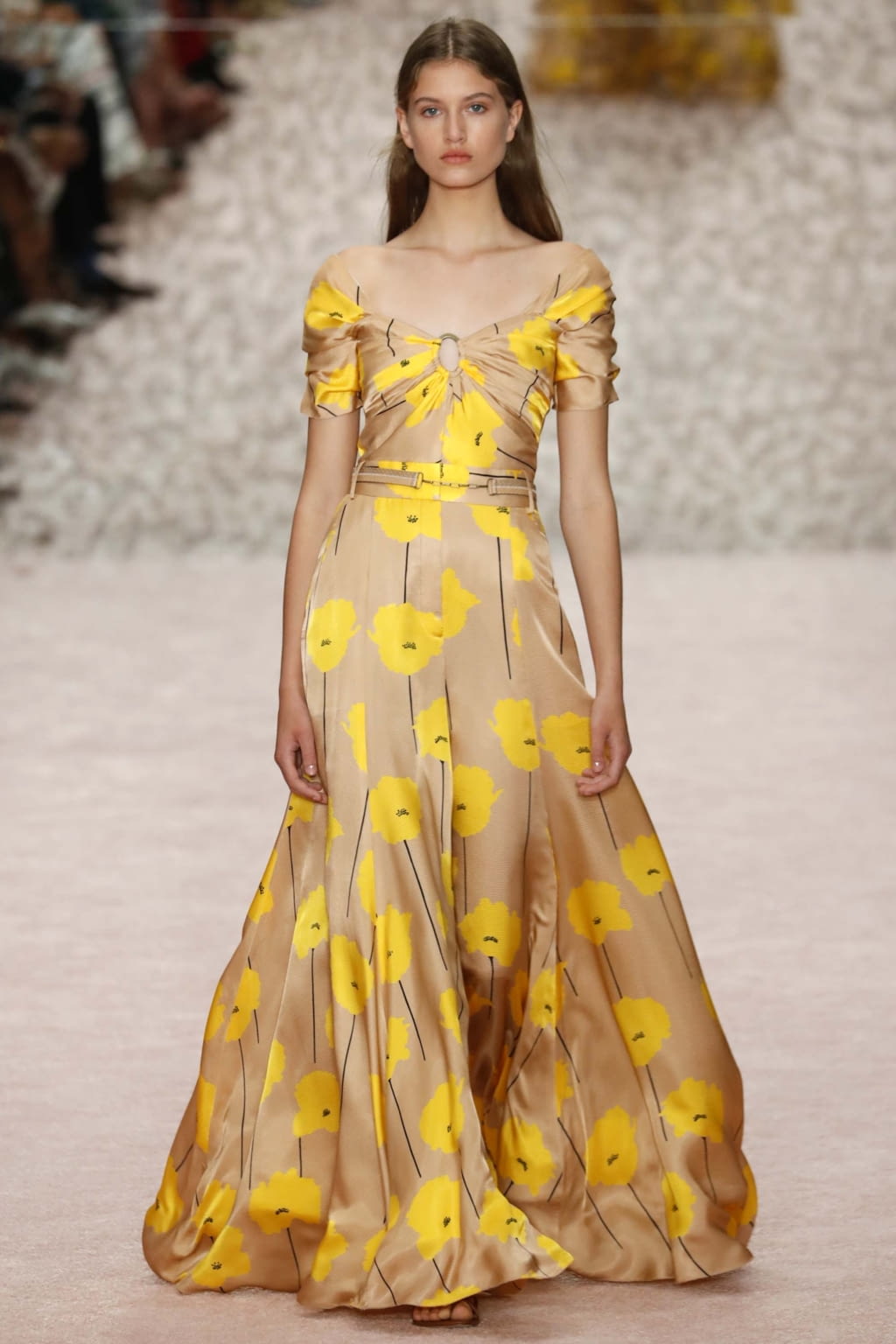 Fashion Week New York Spring/Summer 2019 look 33 from the Carolina Herrera collection 女装