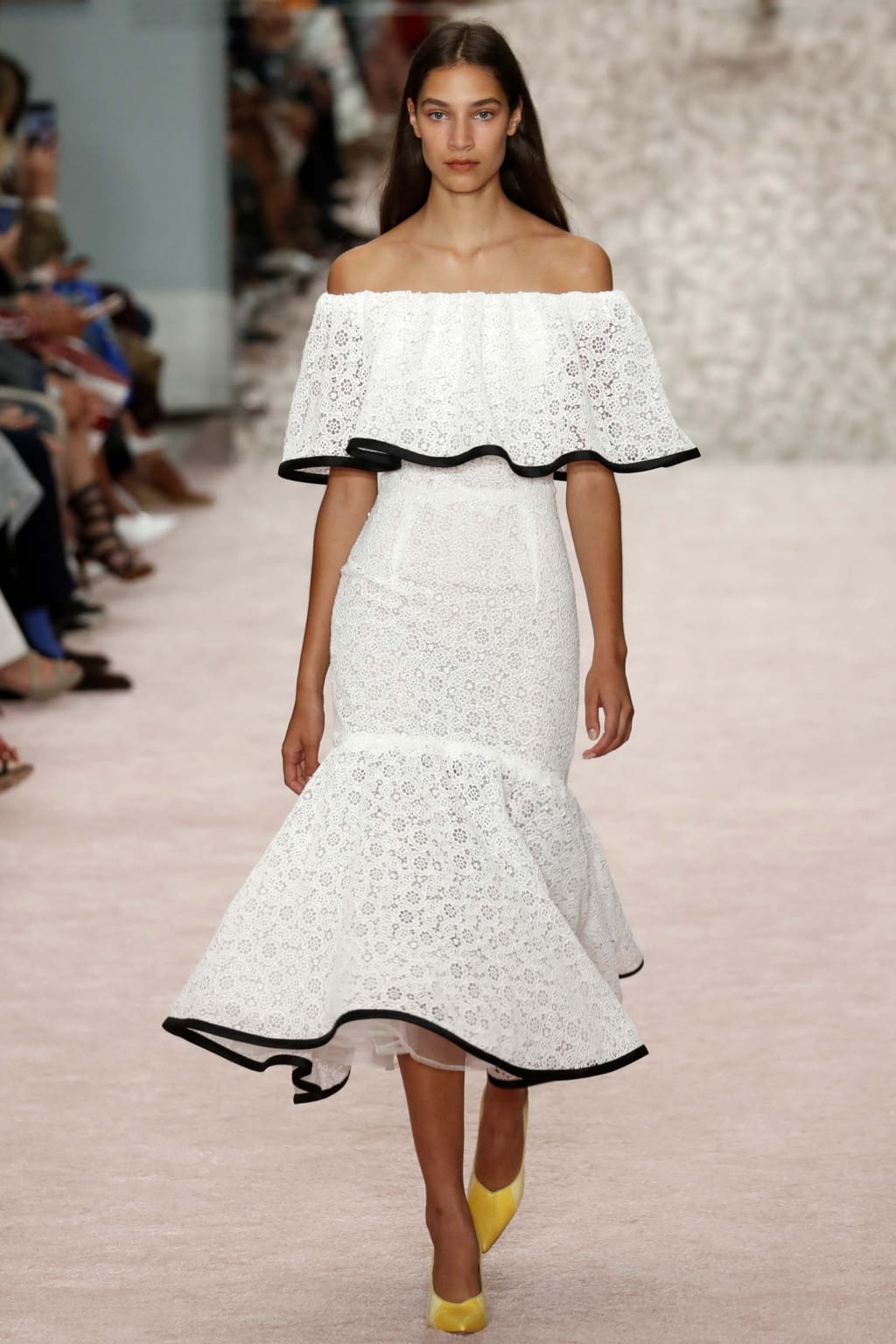 Fashion Week New York Spring/Summer 2019 look 35 from the Carolina Herrera collection 女装
