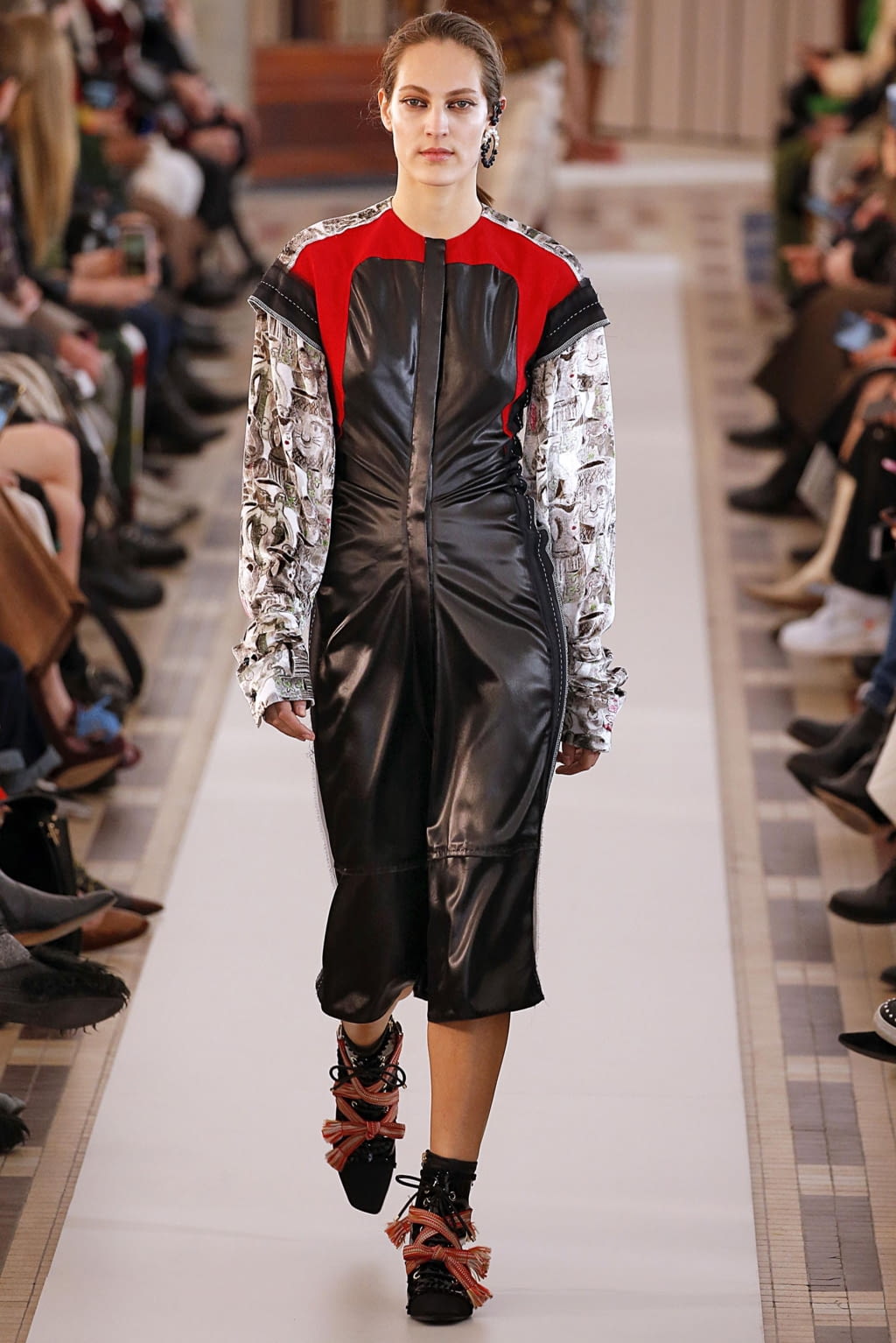 Fashion Week Paris Fall/Winter 2018 look 25 from the Carven collection womenswear