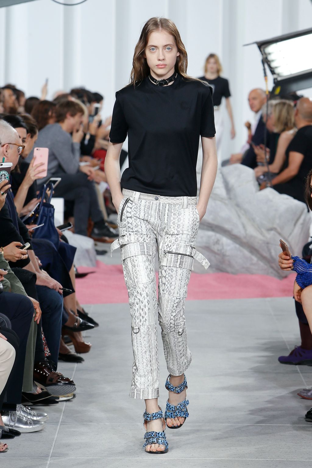 Fashion Week Paris Spring/Summer 2017 look 19 from the Carven collection 女装